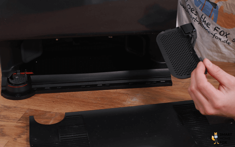 Der Filter wird zur Wartungszwecken aus der Station des Roborock S8 MaxV Ultra entnommen.